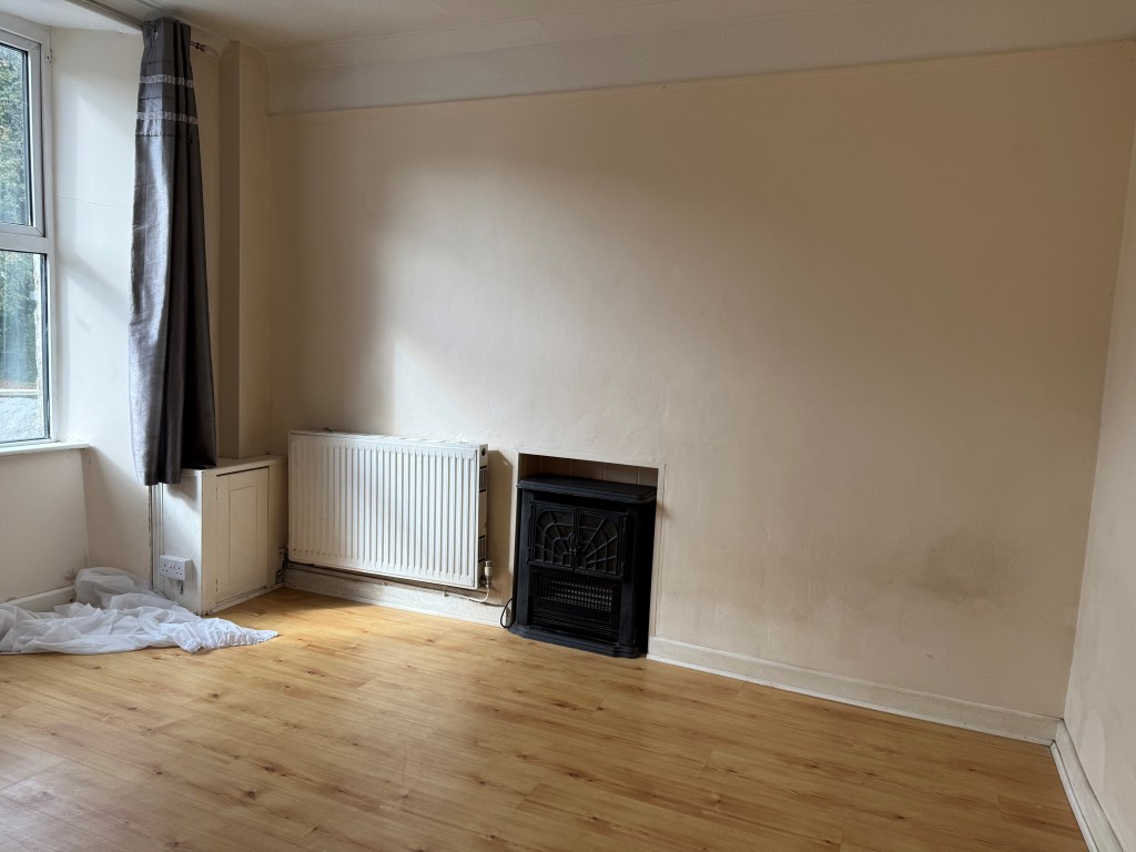 Lot: 91 - THREE STOREY TERRACED HOUSE WITH GARAGE, CLOSE TO TOWN CENTRE - Sitting room